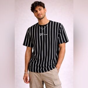 SHEIN Black & White Vertical Stripe Graphic Tee – Size M